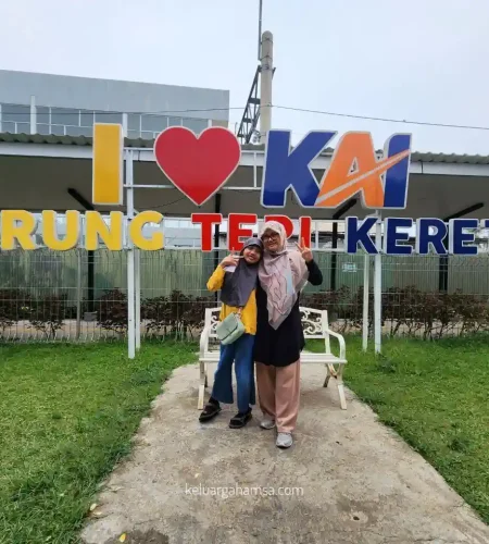 Girls Day Out, Makan Siang di Warung Tepi Kereta Bogor
