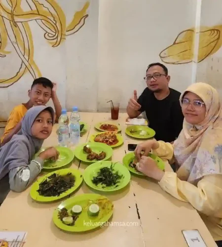 Nyobain Sambal Pecel dan Seafood Braga yang Viral di Tiktok